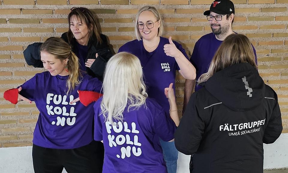 Sex personer med tröjor och jackor med texterna Fullkoll.nu och Fältgruppen.
