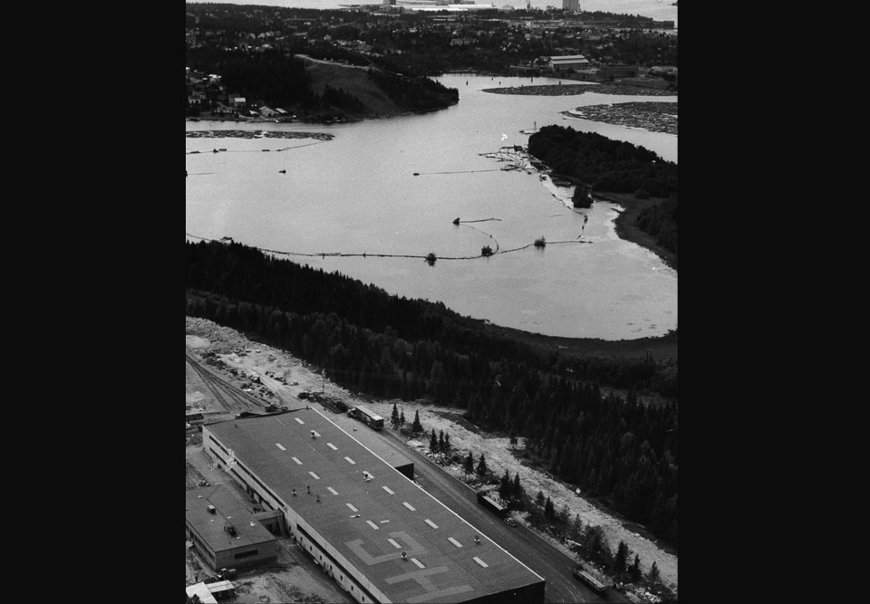 Hilding Carlssons mekaniska verkstad och infarten till Holmsund, fotograf okänd, senast 1973