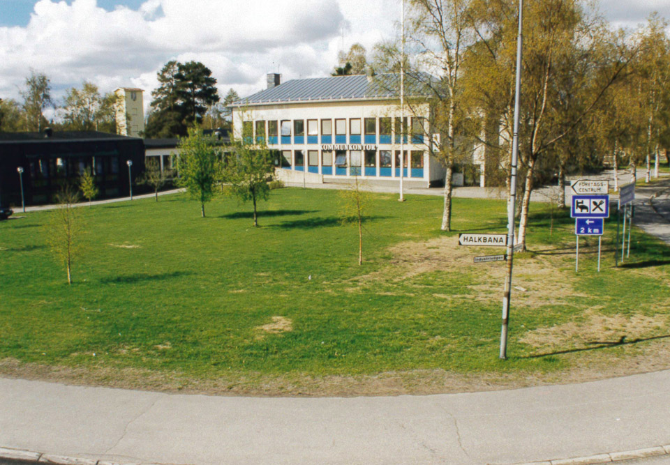 Utanför Hörnefors kommunkontor 1998 - fotograf Bo Widén