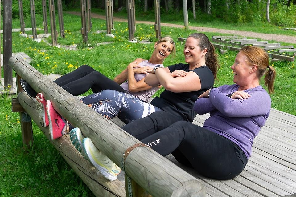 Tre ungdomar tränar vid ett av Umeå kommuns utegym