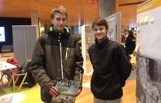 Foto av Linus Cadavid-Stridh och Emil Romano i Kommunhörnan på Väven.