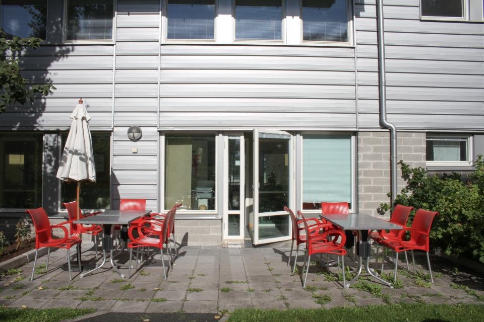 Uteplats med sittplatser och parasoll