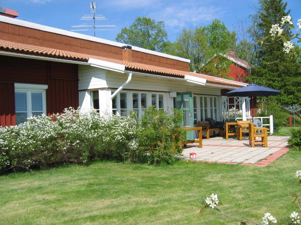 Trädgårdmed sittplatser och parasoll