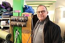 Man står vid fritidsprylar på Fritidsbanken.