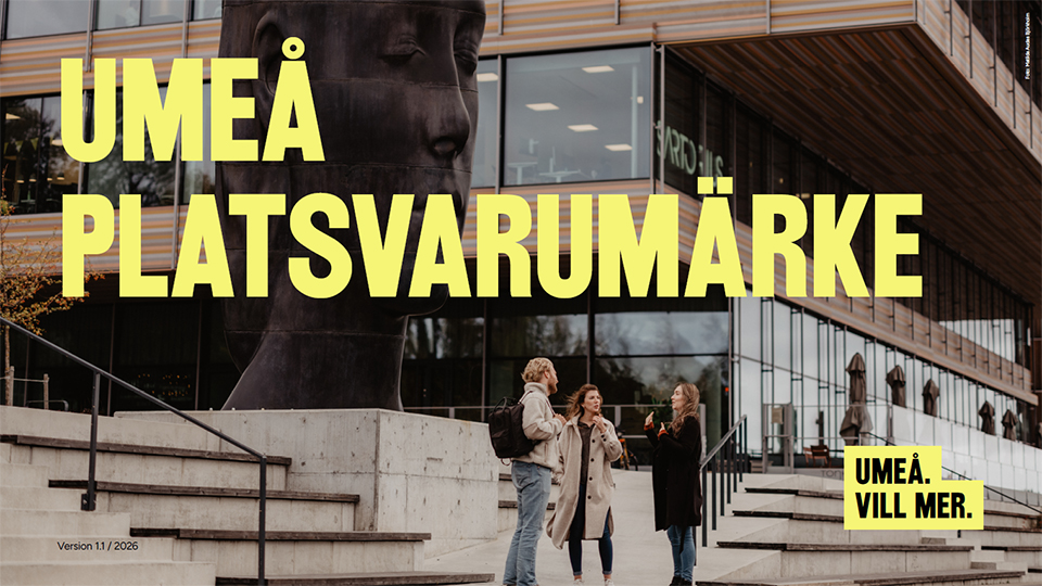 Omslagsbild på platsvarumärkets grafiska manual för visuell identitet. Bild på en kvinnlig student.