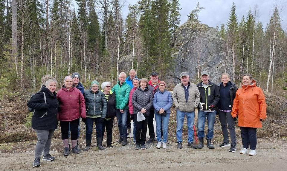 Stor grupp människor utomhus en höstdag.