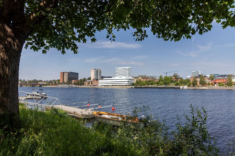 Sommarbild med umeälven och utsikt från Tegssidan