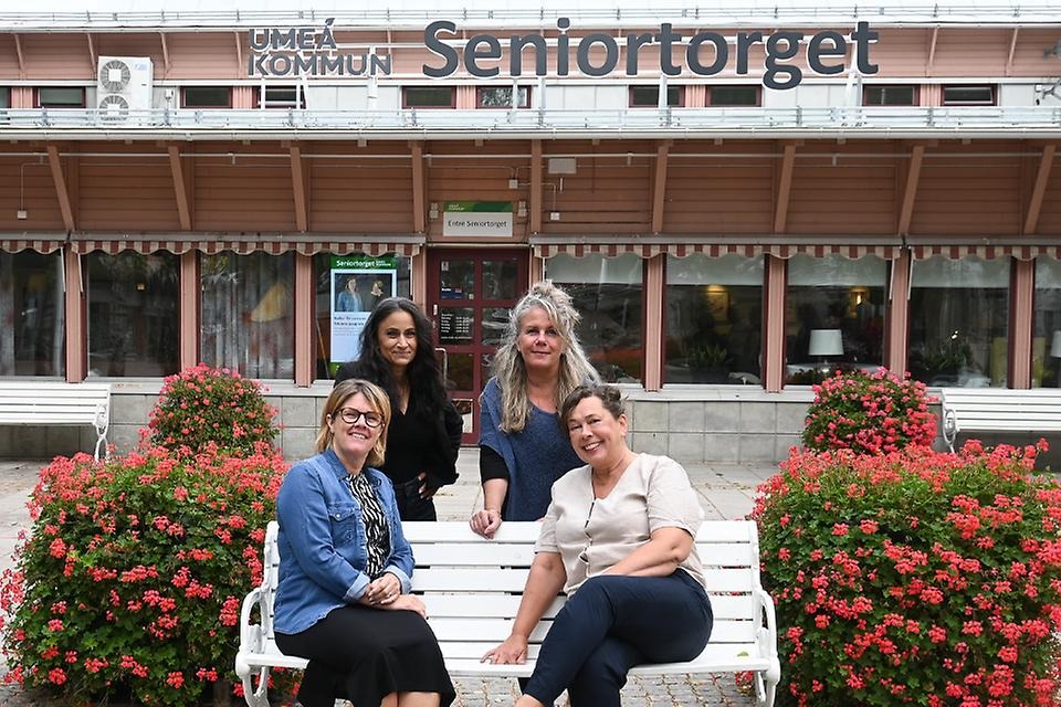 Seniortorgets medarbetare poserar framför Seniortorget