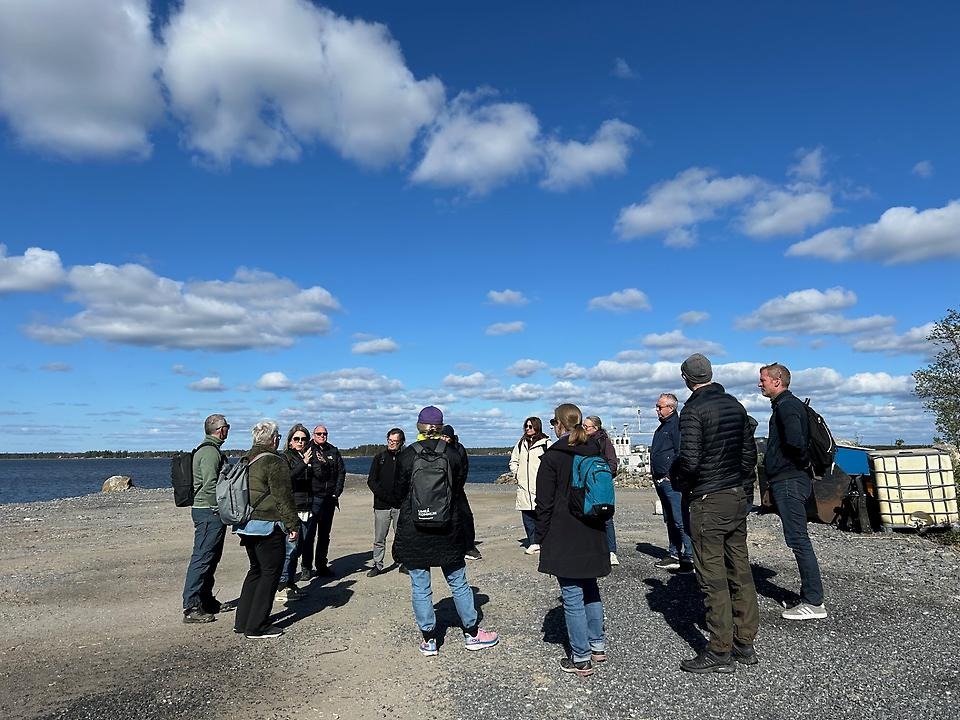 Grupp med chefer på Norrbyskärsbesök efter saneringen.