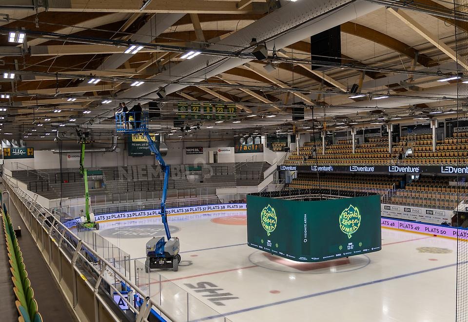 Längst till vänster ser ni den nya hemmaståläktaren som byggs ut för att ge plats åt fler besökare. Arenan har också fått en ny LED-sarg runt hela rinken.