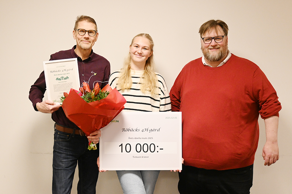Från vänster: Per-olof Kekäläinen, vice ordförande och Alva Sjöstrom, sekreterare, Röbäcks 4H-gård och Andreas Lundgren, ordförande individ- och familjenämnden.