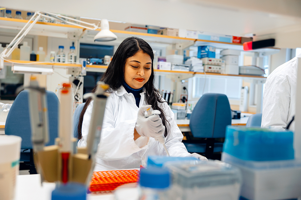 Woma working in a lab in Umeå