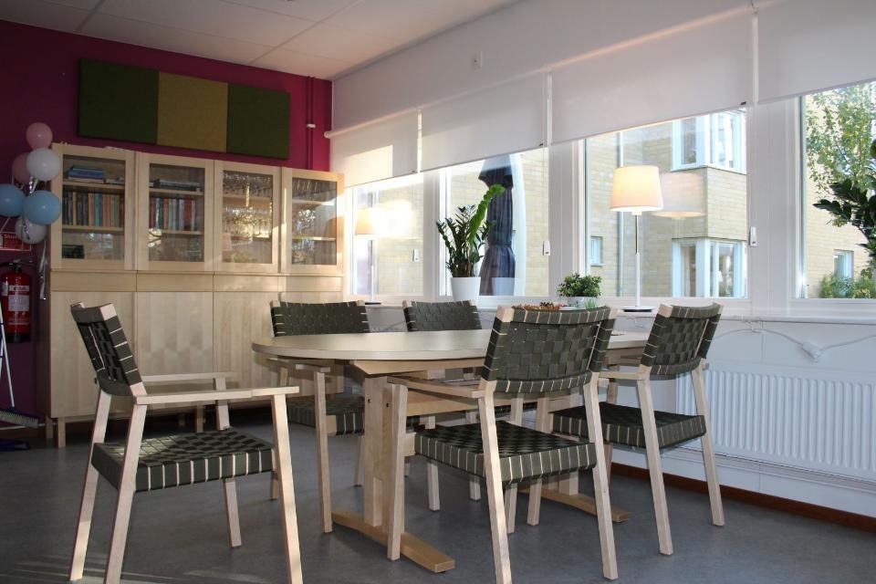 Gemensamt utrymme med bord och stolar