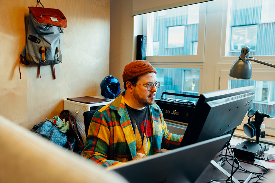 Man arbetar vid vid dator