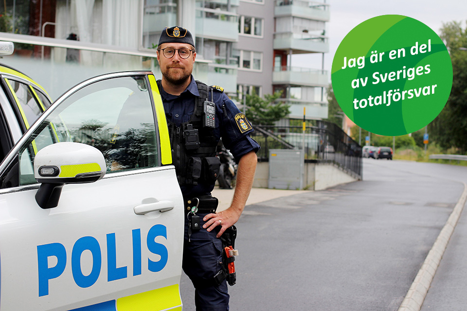 Joel, polisinspektör vid en polisbil, med dekorpuff och text "Jag är en del av Sveriges totalförsvar".