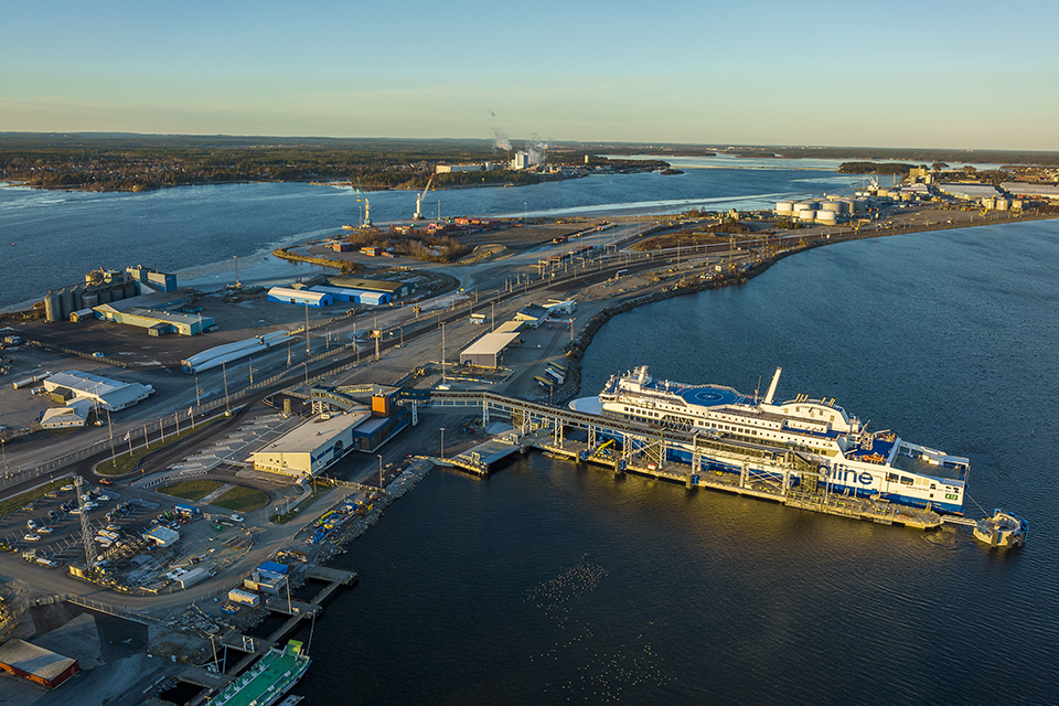 Drönarbild över Umeå Hamn i Holmsund,
