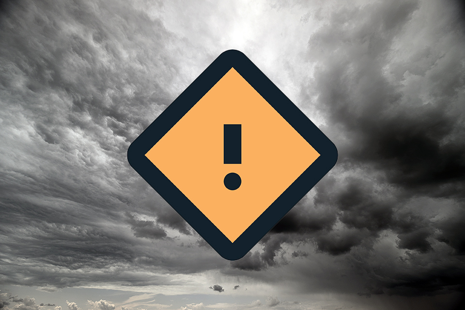 Moln som tyder på storm, orange varningssymbol
