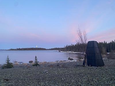 Bild på vindskyddet byggt av arkitektstudenter år 2024.