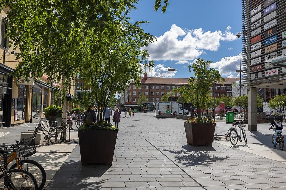 Uteservering, människor som går på gatan