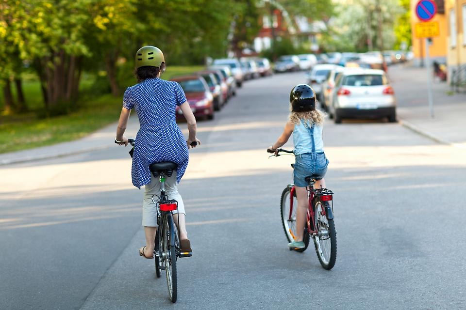 Förälder och barn cyklar.