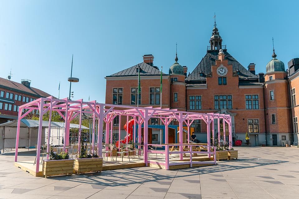 Den rosa pergolan med sittplatser på Rådhustorget