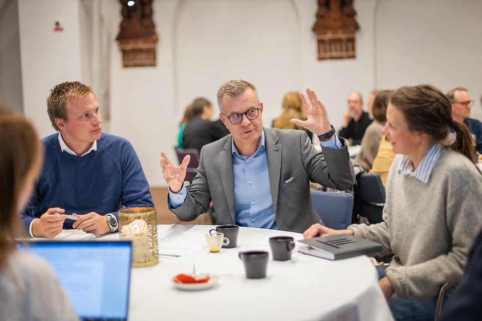 Man sitter och visar med händerna något för en kvinna.