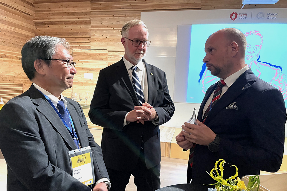 Hans Lindberg och Johan Pehrson överlämnar ett konstverk till Hiroyuki Umeda.