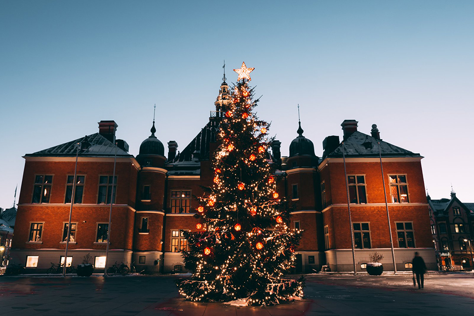 Dekorerad julgran på torget