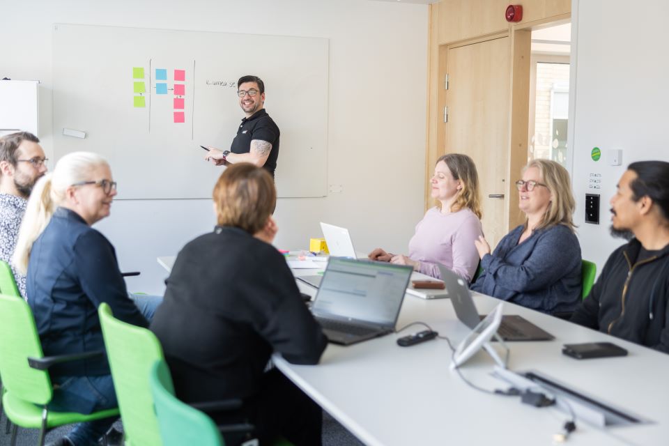 Medarbetare på Digital omställning och IT genomför en workshop tillsammans.