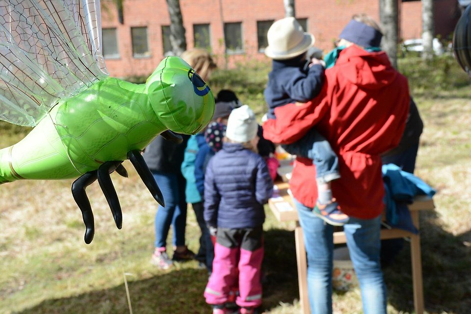 Barn och personal på utflykt till Gammlia.