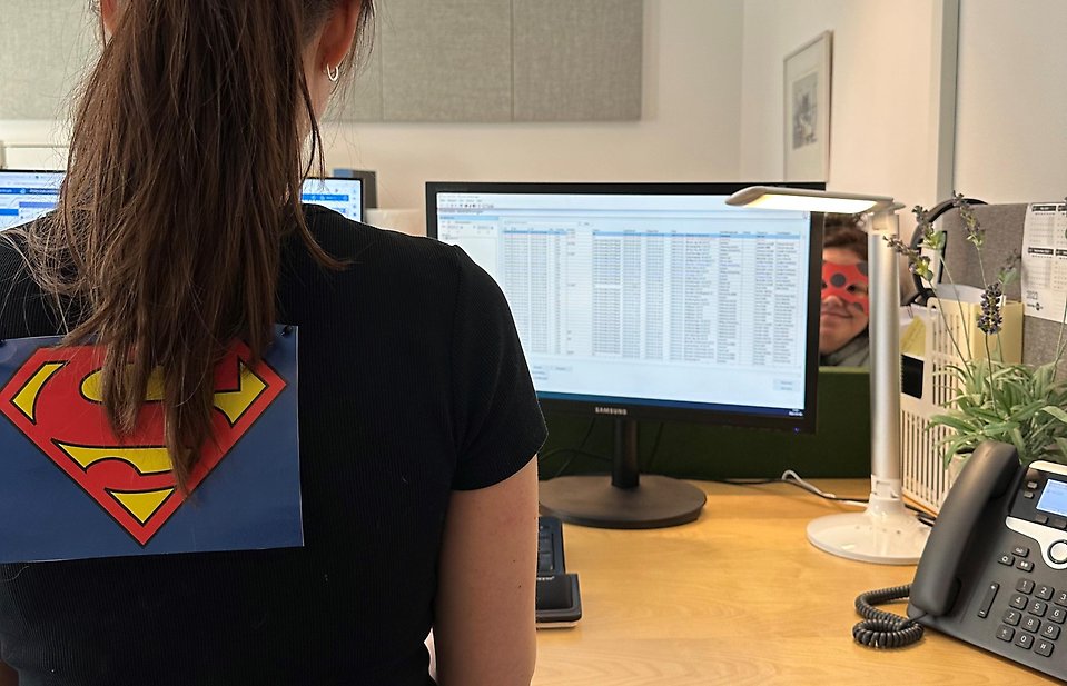 Stålmannen arbetar vid datorn