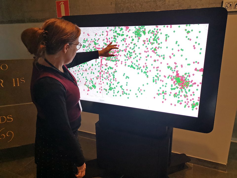 Foto av besökare som markerar en plats som trivsam eller otrivsam på den interaktiva dialogkartan.