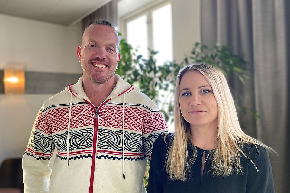 Peter Svanbeck och Jessica Lundström står bredvid varandra i en inomhusmiljö.