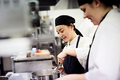 Personal i skolkök lagar mat.